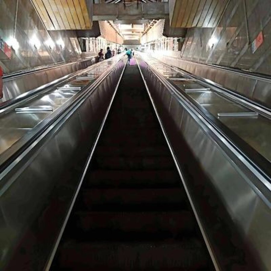 High-Capacity Indoor Escalator – 20 m Rise, 100 Passengers per Minute